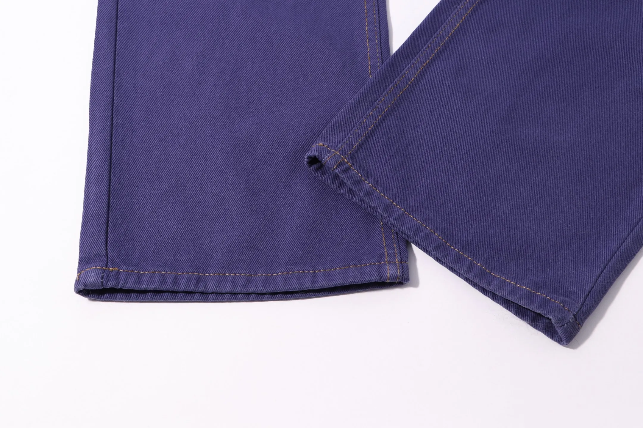 P220 Style number: H32 Croxin & 𝐂𝐡𝐫𝐨𝐦𝐞 𝐇𝐞𝐚𝐫𝐭 ss25 purple dopamine solid color jeans. Styles with different washed textures are very friendly to people with thin legs and thick legs. The slightly flared version perfectly modifies the leg shape. The timeless and moderate length makes it easy to match and match. It is the basis for various styles and is a must-have in your wardrobe! The fabric is stiff but also makes the upper body soft without losing texture. The washing process is even more perfect. It is a must-have item for everyone! ! ! Washed wheat, hang tag, pants label, three labels complete Color: purple Size: 28-30-32-34